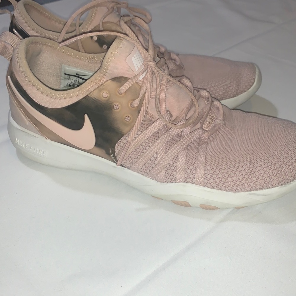 NIKE TRAINING SHOES  SIZE 8